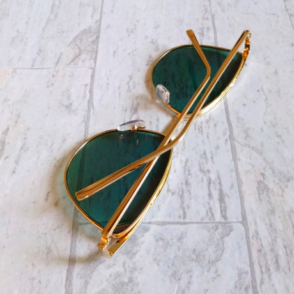 New Women's Fashion Polarized Sunglasses With UV Protection - Red Lenses - Picture 5 of 7